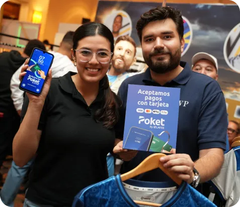 Emprendedores sonrientes usando celular para cobrar con Poket
