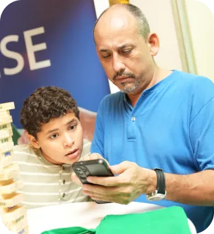 Imagen de hombre emprendedor sosteniendo un celular para aprender a cobrar con Poket