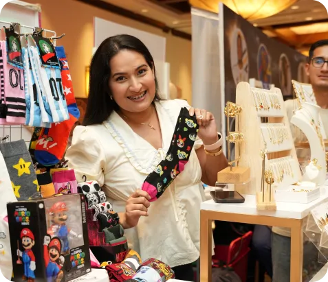 Mujer emprendedora sonriente usando celular para cobrar con Poket