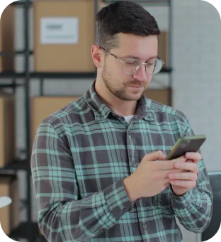 Hombre emprendedor usando celular para cobrar con Poket