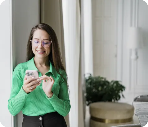 Hombre emprendedor sonriente usando celular para recibir pagos con Poke