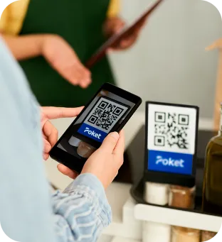 Imagen de manos con un celular scaneando un código QR de Poket