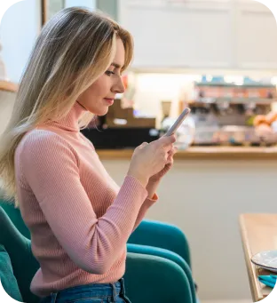 Mujer con un celular pagando sin contacto 