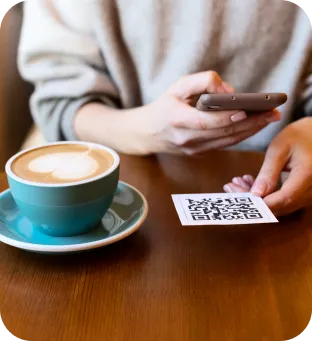 Imagen de mujer con un celular scaneando un código QR de Poket