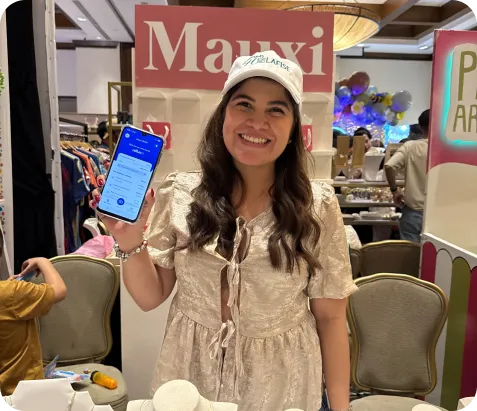 Mujer emprendedora usando celular para cobrar con Poket