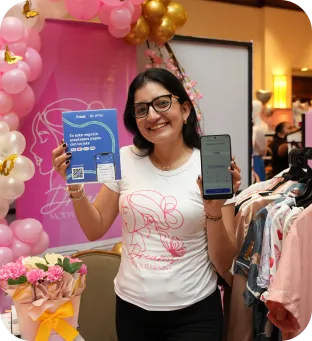 Mujer mesera sonriente usando celular para cobrar con Poket en su negocio