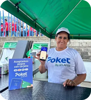 Comerciantes en una feria realizando cobros a clientes usando Poket