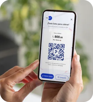 Cliente utilizando su teléfono móvil para escanear un Código QR de Poket