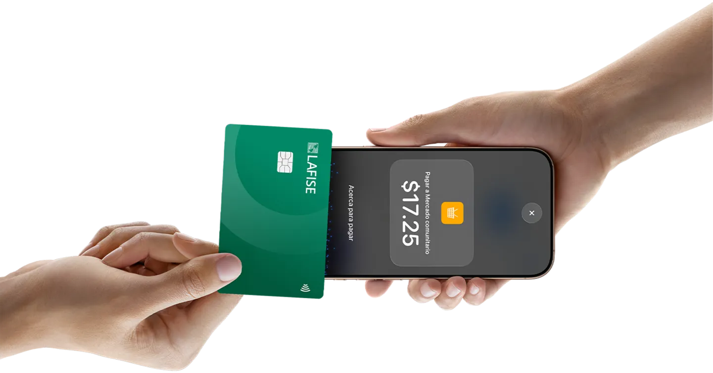 Persona cobrando con Tap to Pay en iPhone